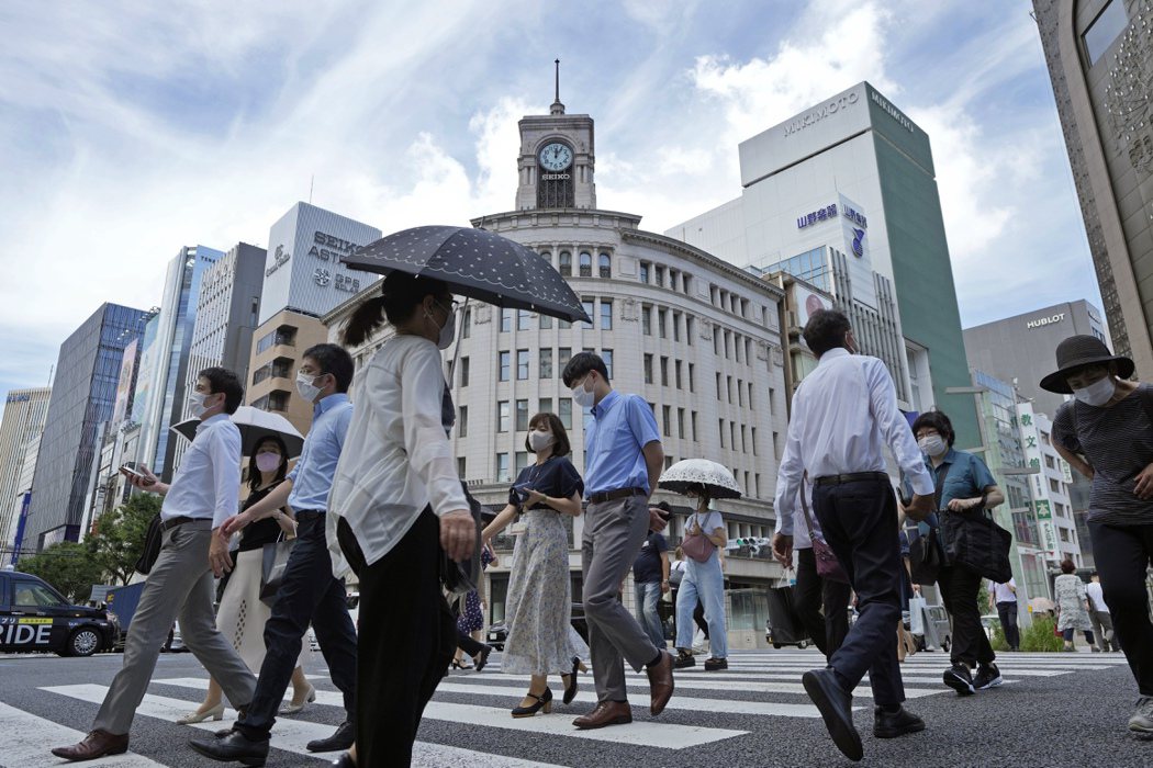 日本民眾7月28日戴口罩經過東京銀座街頭。美聯社