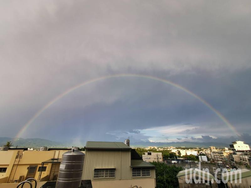 嘉義市今下午大雨後，出現彩虹。圖／讀者提供