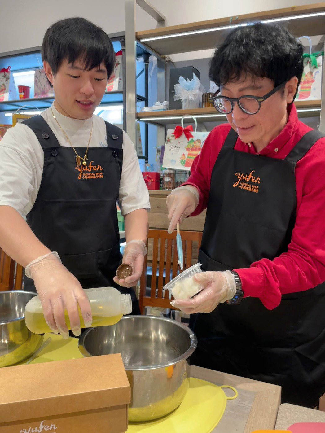 蔣三省(右)與愛子蔣榮宗（Zong）在父親節前夕一起做手工皂。圖／JMS蔣三省音樂提供