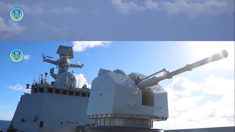 共軍發布影片，054A主砲後方的垂直發射器被刻意抹掉。圖/東海艦隊發布微信