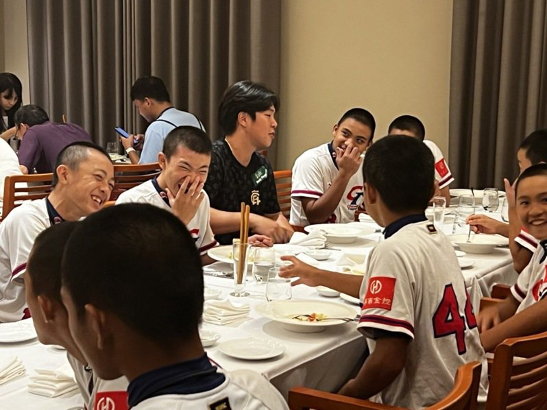 中華隊在U12世界盃少棒賽奪得季軍，中華棒協理事長辜仲諒特地包下餐廳，請小將們吃牛排，中信兄弟球星詹子賢（中）也與小將們分享經驗。圖／中華棒協提供