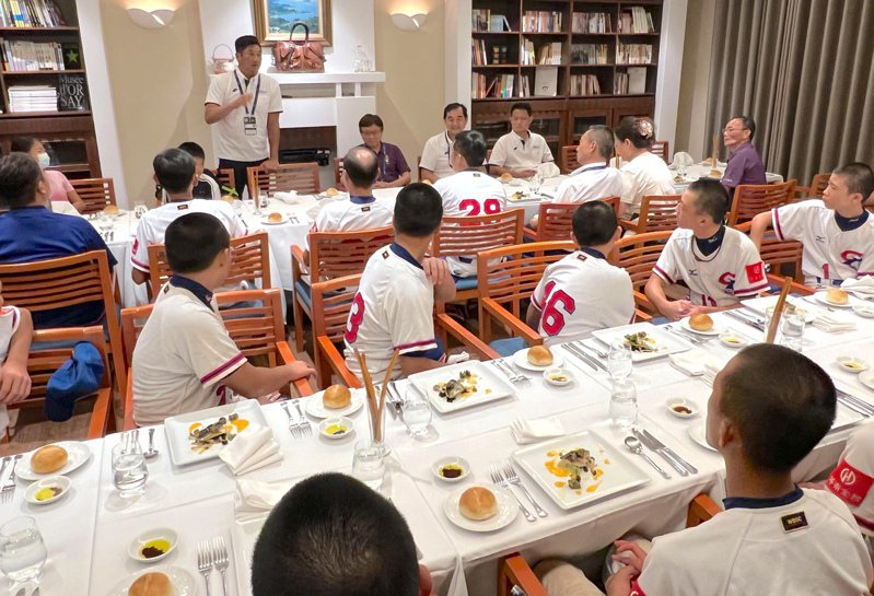 中華隊在U12世界盃少棒賽奪得季軍，中華棒協理事長辜仲諒特地包下餐廳，請小將們吃牛排。圖／中華棒協提供