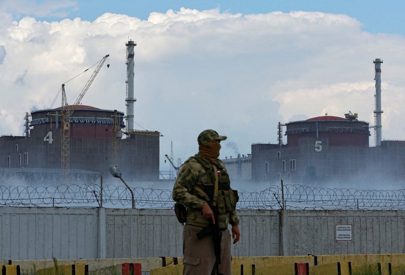一名俄國軍人4日駐守在烏克蘭南部歐洲最大核電廠札波羅熱核電廠附近。（路透）