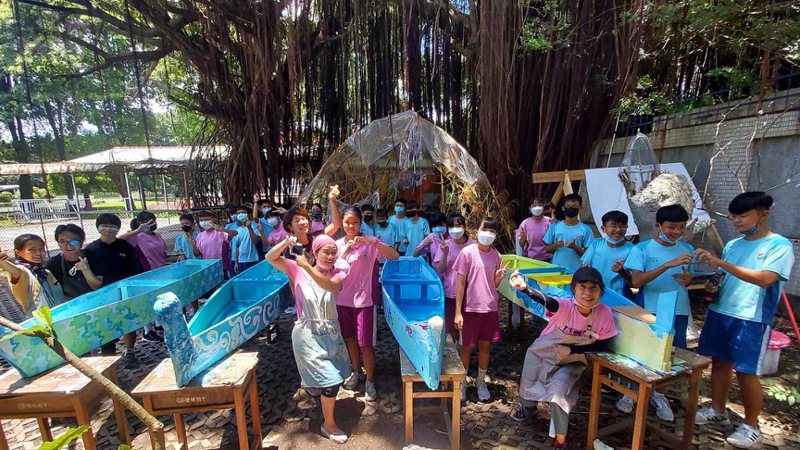 屏東縣鹽埔國中美術老師林素梅帶領七升八年級學生一起來造舟，舟體結構完成後，師生們一起彩繪。圖／林素梅提供