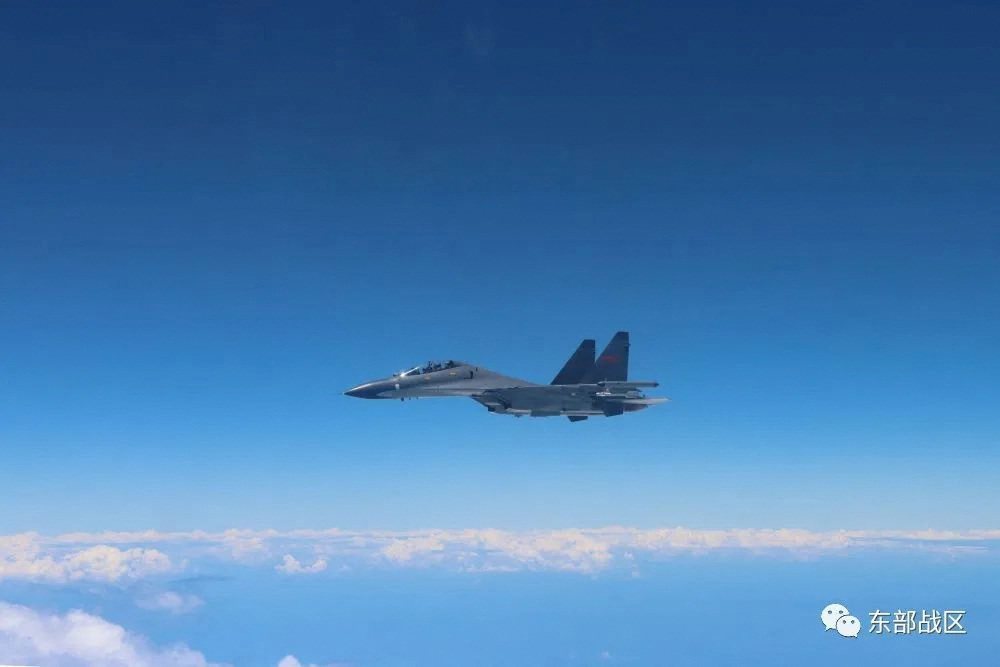 中國解放軍一架軍機4日在台灣附近進行演習。路透