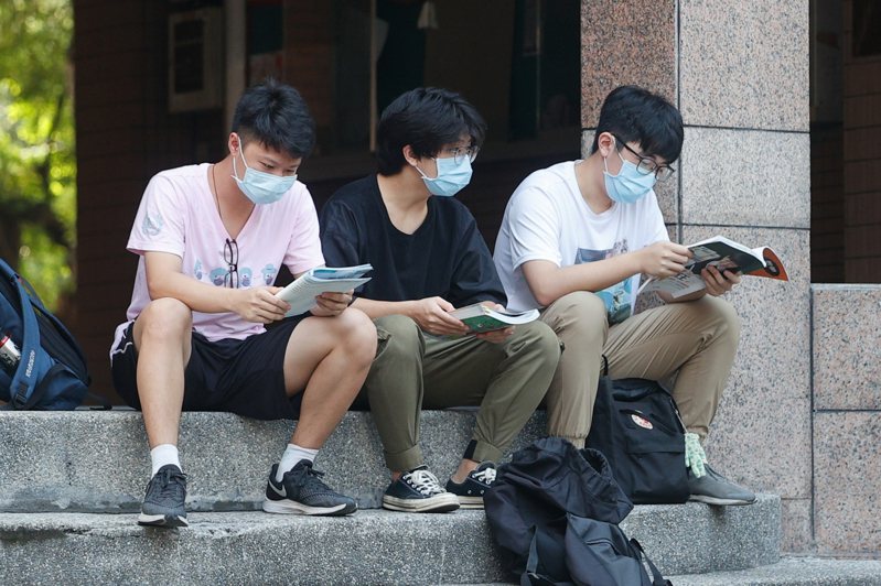 國高中生暑期輔導即將進入尾聲，台灣青年民主協會回收5264位學生問卷，卻發現學校普遍存在五大類違規。中學生示意圖。本報資料照