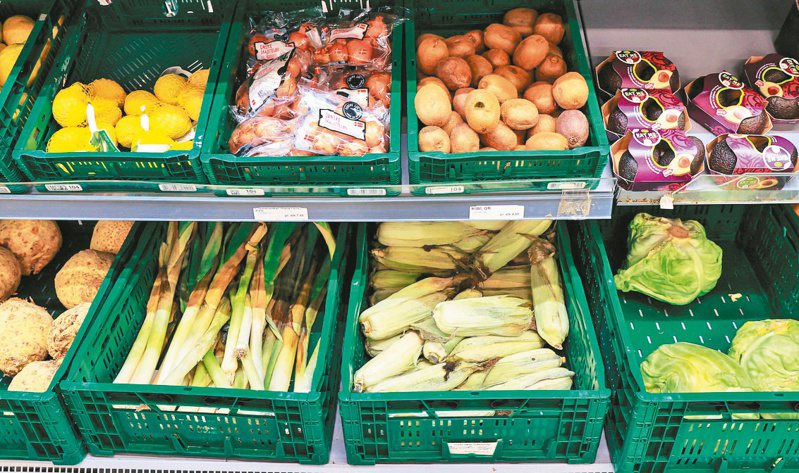 格陵蘭超市有大量進口蔬果，物資還算充足，但有些蔬果經過船運後品質不佳。記者余承翰／攝影