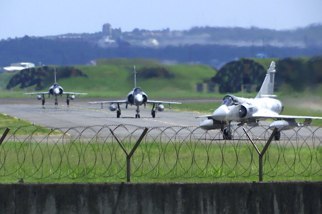 2022年8月5日，台灣空軍幻影戰鬥機在新竹空軍基地的跑道上滑行。 圖／美聯社