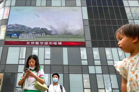 8月4日，北京街頭的大螢幕上播放著中國軍隊在台灣海峽進行軍事演習的消息。 圖／美聯社