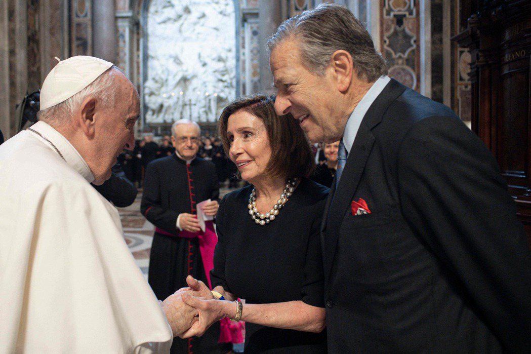 2022年6月29日，教宗方濟各（左）在梵蒂岡聖彼得大教堂向美國眾議院議長裴洛西（中）與其丈夫保羅．裴洛西致意。 圖／法新社