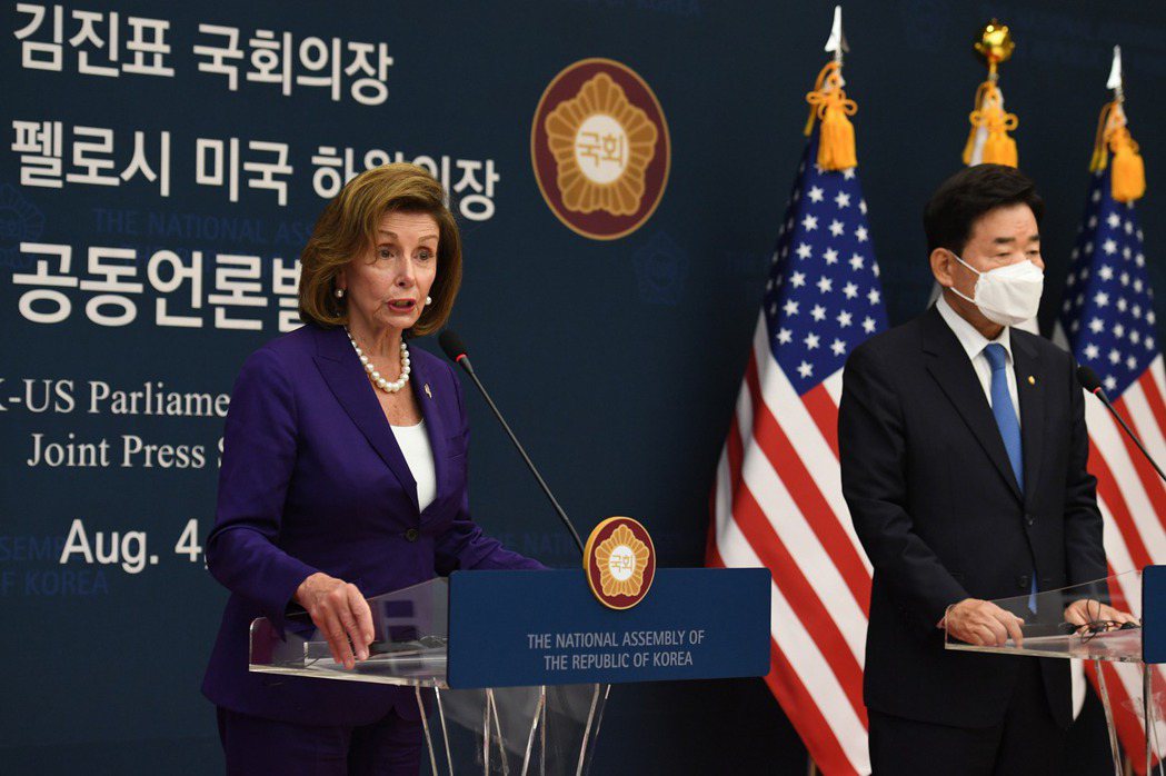 2022年8月4日，美國眾議院議長裴洛西和韓國國會議長金鎮杓在會晤後出席聯合記者會。 圖／歐新社