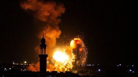2022年8月5日，在以色列空襲期間，加薩南部上空升起濃煙和火光。 圖／法新社
