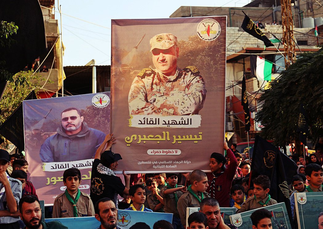 伊斯蘭聖戰組織的巴勒斯坦支持者在黎巴嫩難民營舉起肖像抗議兩位在空襲中喪生的重要人...