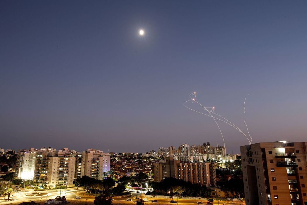 鐵穹反導彈系統在以色列南部上空攔截發射自加薩地區的火箭彈。 圖／美聯社