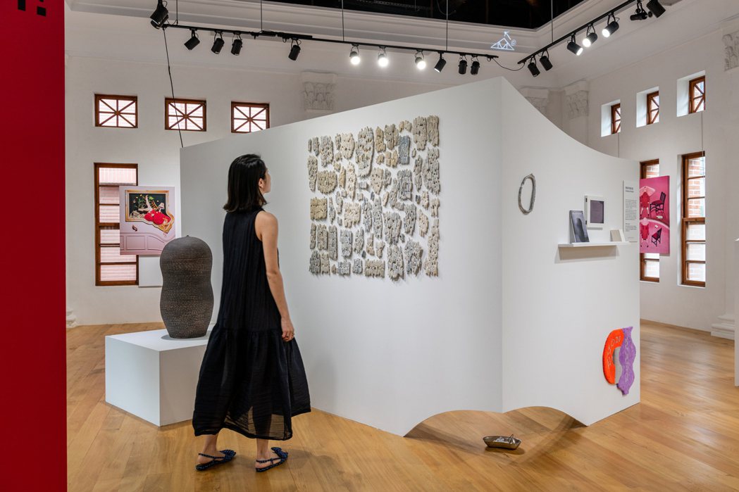 本次藝術家王怡方帶來〈陶瓷的肖像計畫〉兩項作品，包含2016年拜訪東京經營柏青哥...