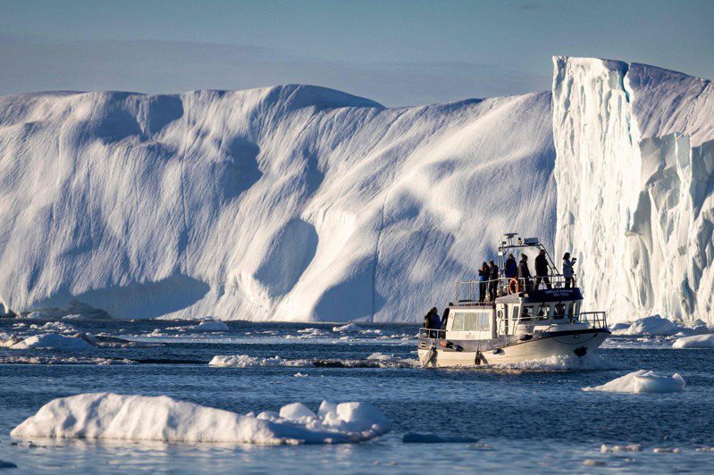 格陵蘭面臨全球性通膨危機。對當地人來說，通膨甚至可能是比氣候變遷更急迫的難題。圖為一艘載著遊客的船在格陵蘭島西部的迪斯科灣漂浮的冰山中航行。 法新社