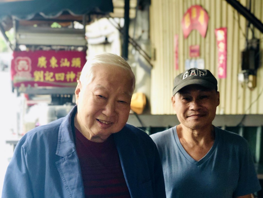 陳飛龍（左）光顧昔日家廚開的四神湯攤，與第二代老闆合影。圖／南僑提供