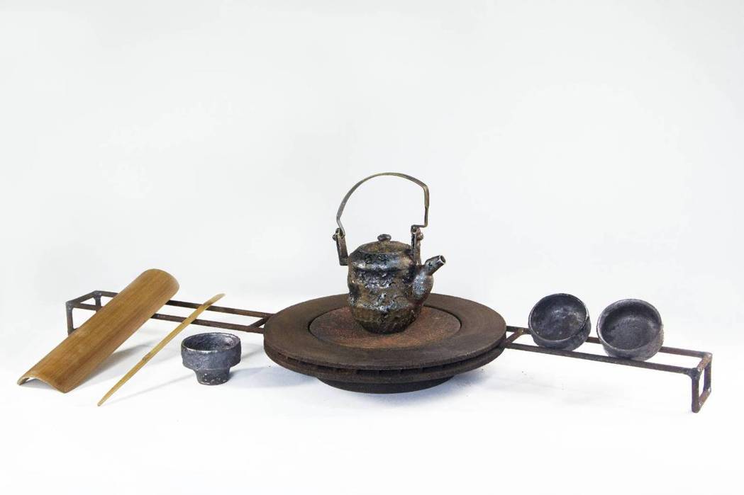 窯谷工坊陳金旺展出，以回收汽車煞車輪盤搭以陶製銹斑老鐵壺組成創意茶器。 ...