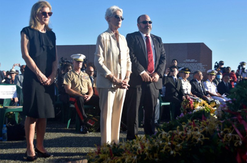 美國副國務卿薛曼（中）七日在索羅門群島參加二戰瓜達卡納島戰役八十周年紀念活動。（法新社）