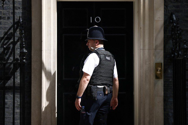 圖為一名警察站在英國倫敦唐寧街10號外。示意圖／路透