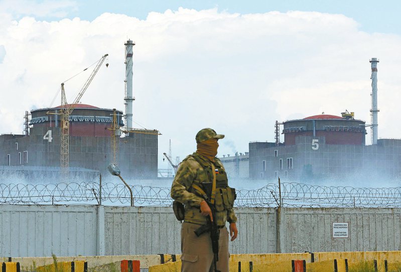一名俄國軍人四日在烏克蘭南部歐洲最大核電廠札波羅熱核電廠附近站崗。（路透）