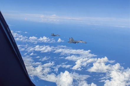 解放軍7日在台灣周邊海空域進行實戰化聯合演訓。圖為戰機編隊飛行。（新華社）