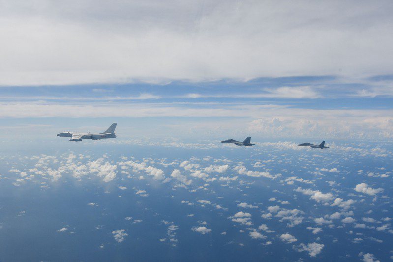 東部戰區7日在台灣周邊海空域進行實戰化聯合演訓。這是戰機編隊飛行。（新華社）