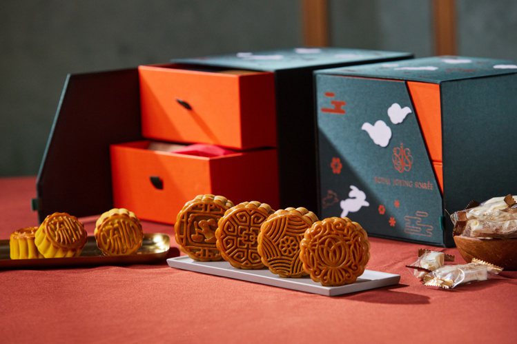 玖尹打造「墨月臻品雙層禮盒」，每盒1,880元。圖／玖尹提供