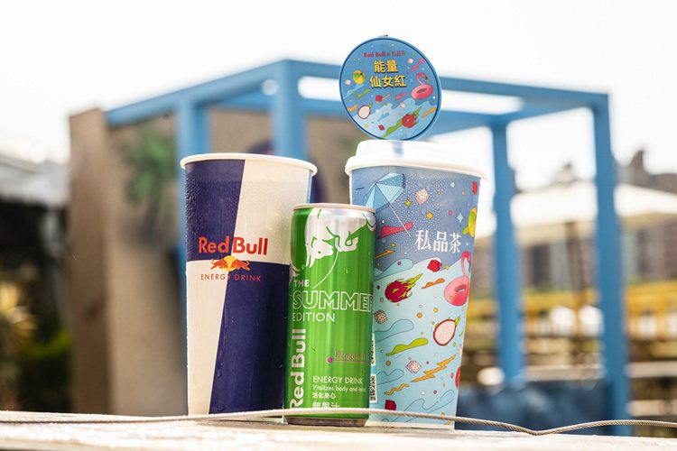 Red Bull攜手全家便利商店加碼聯名私品茶「冰能量仙女紅」，在「仙女紅茶」加...
