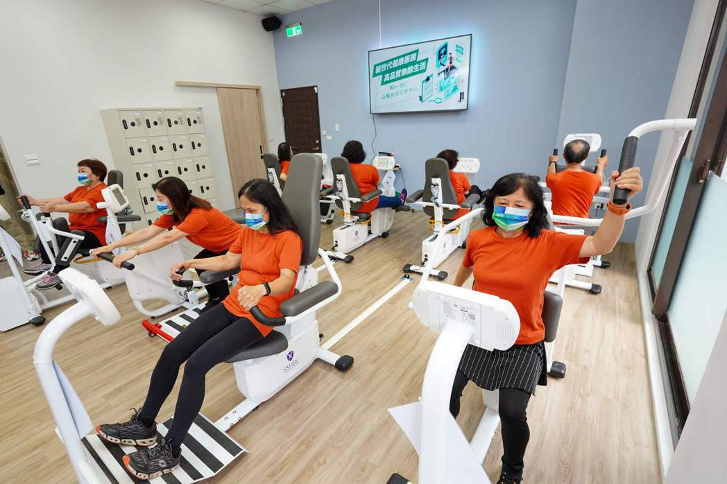 友達頤康運動健康管理方案導入健康俱樂部，在高齡化社會中為年長者打造舒適的運動空間...