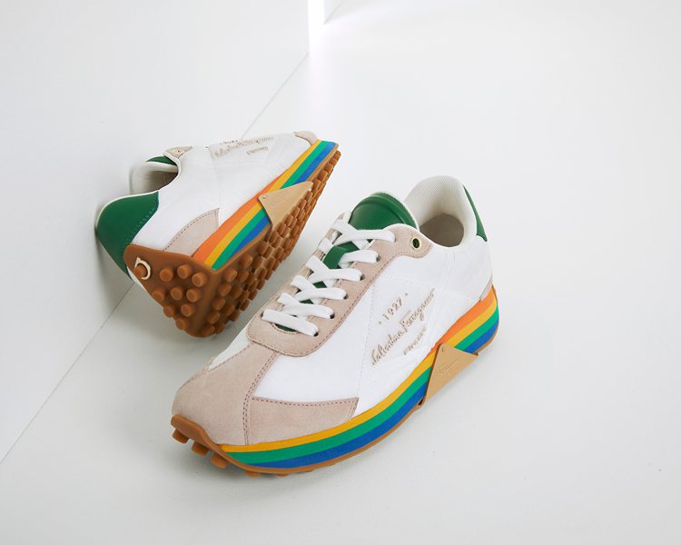 彩虹層鞋底靈感源自Salvatore Ferragamo在1938年推出的標誌性...