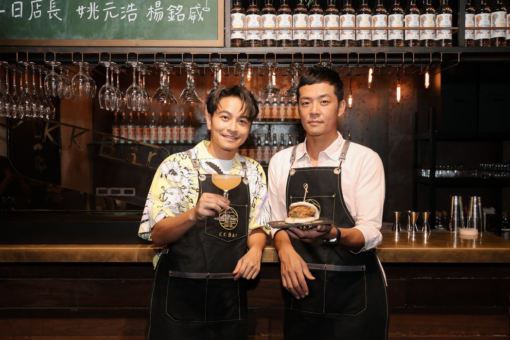 姚元浩(右)和楊銘威聯手上菜。圖／金門酒廠提供
