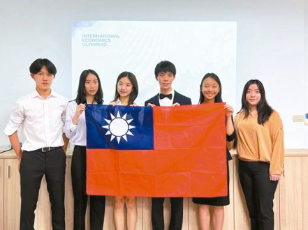 2022年國際經濟學奧林匹亞決賽的金牌得主施俊佑（右三）。台灣模擬教育學會／提供