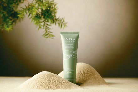 「淨膚平衡綠石泥膜慕絲」是100%純素且符合COSMOS與EWG雙認證的夏日清潔聖品。
業者／提供