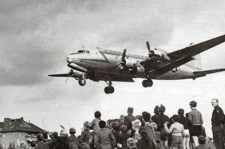 從1948年6月26日至1949年9月30日，以美國為首的西方國家空運了超過230萬噸的貨物到被蘇聯封鎖的西柏林。圖／取自維基百科