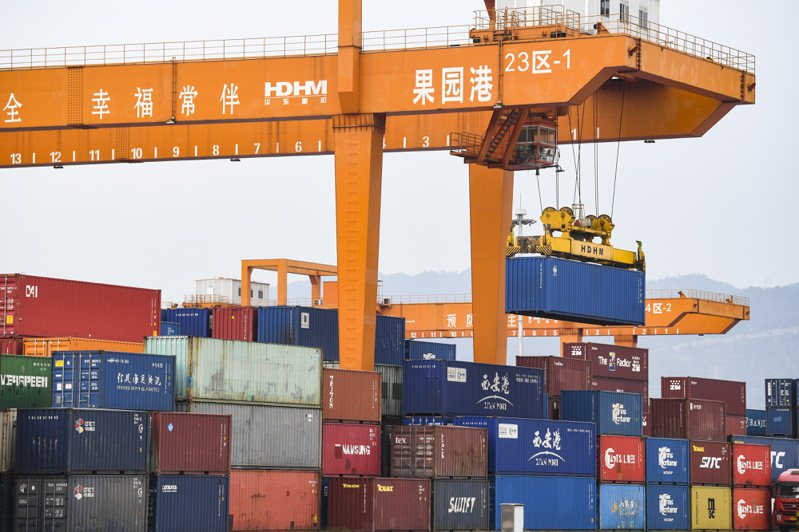 中國大陸外貿增速持續回升，傳遞積極信號。圖為重慶果園港，今年一季度，果園港國家物流樞紐貨物吞吐量、外貿進出口額等多項指標實現了較大幅度增長。（新華社）