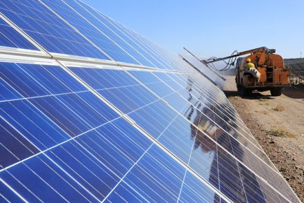 美國參議院7日通過《通膨削減法案》，當中將提撥逾新台幣1兆元發展能源安全與潔淨能源，並恢復多項再生能源裝置獎勵，推升美國太陽能市場大爆發。聯合再生、元晶最具美國接單優勢。（路透）