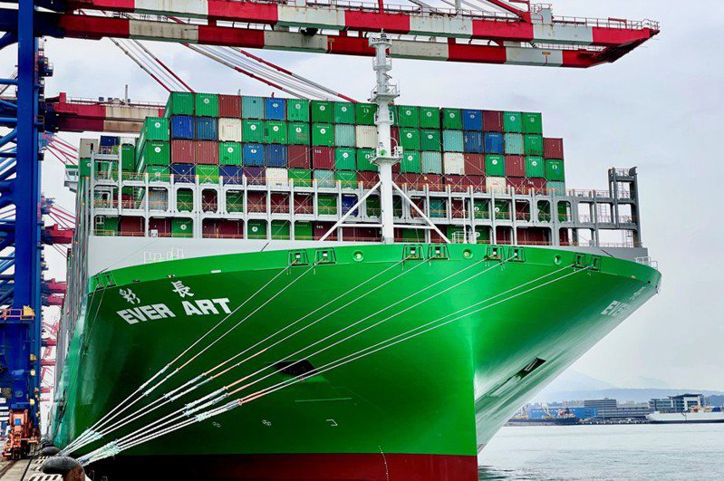 長榮海運在2.4萬TEU巨輪（如圖）不斷加入下，推升營收、獲利不斷創新高，而成為亞洲指標貨櫃艦隊。（本報系資料庫）
