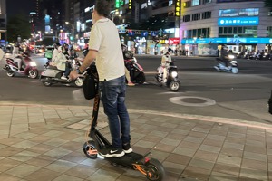 電動滑板車日益流行，台北市街頭常見玩家，形成交通安全一大隱憂。 記者蕭雅娟／攝影