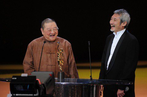 導演徐克（右）曾在《今夜不設防》節目中，與倪匡（左）等三位主持人共同談論中國在六四之後的局勢。圖為倪匡於2012年第31屆香港電影金像獎獲頒「終身成就獎」。
 圖／香港電影金像獎。