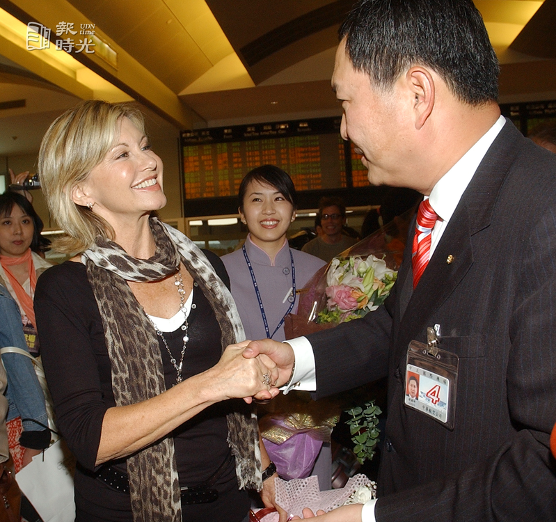 58歲的奧莉薇亞紐頓強(左)昨抵台，也是超級歌迷的華航總經理趙國帥親自到機場接機。圖＼聯合報系資料照 （2007/04/19　周文郁攝影）

