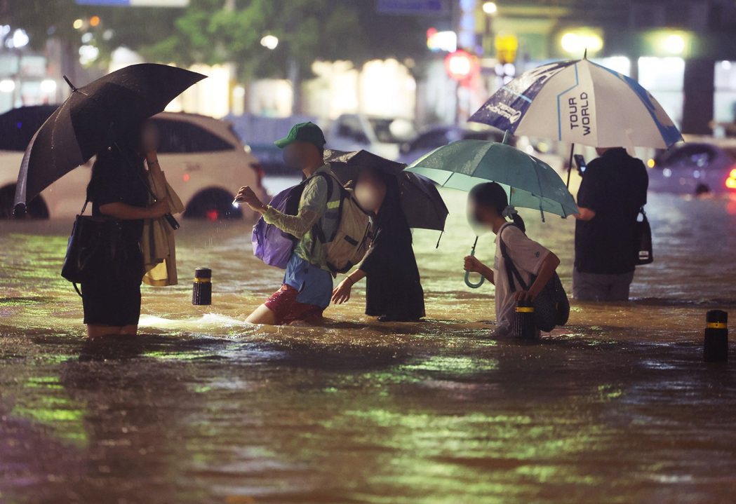 首爾、仁川、京畿道等地數百人因家園被洪水淹沒，被撤離至緊急避難所安置。 圖／歐新...