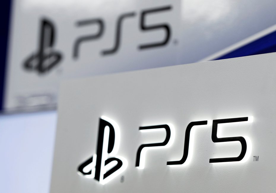 Sony遊戲主機PlayStation 5（PS5）近日系統更新讓一款外接設備失效，試圖阻止不公平的遊戲體驗。（路透）