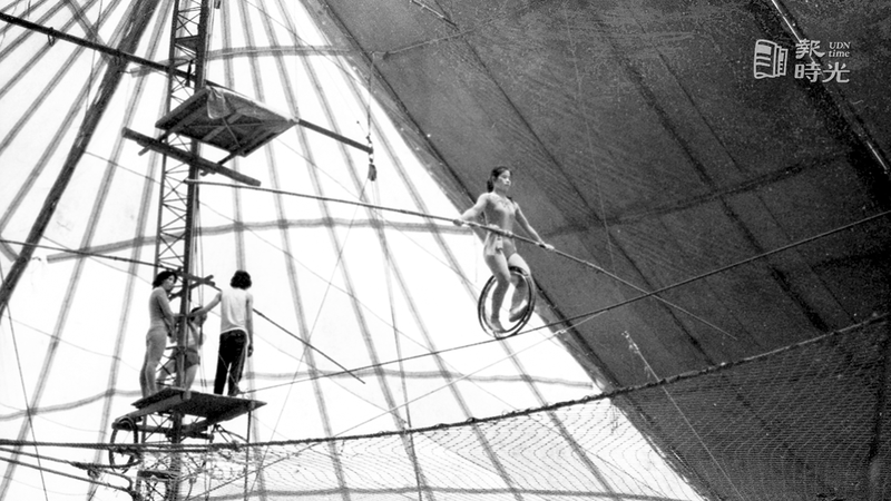圖為遠東大馬戲團內，半空中兩男一女手持平衡桿，正在表演「高空鋼絲金字塔」。圖＼聯合報系資料照（1981/02/15　本報記者攝影） 
