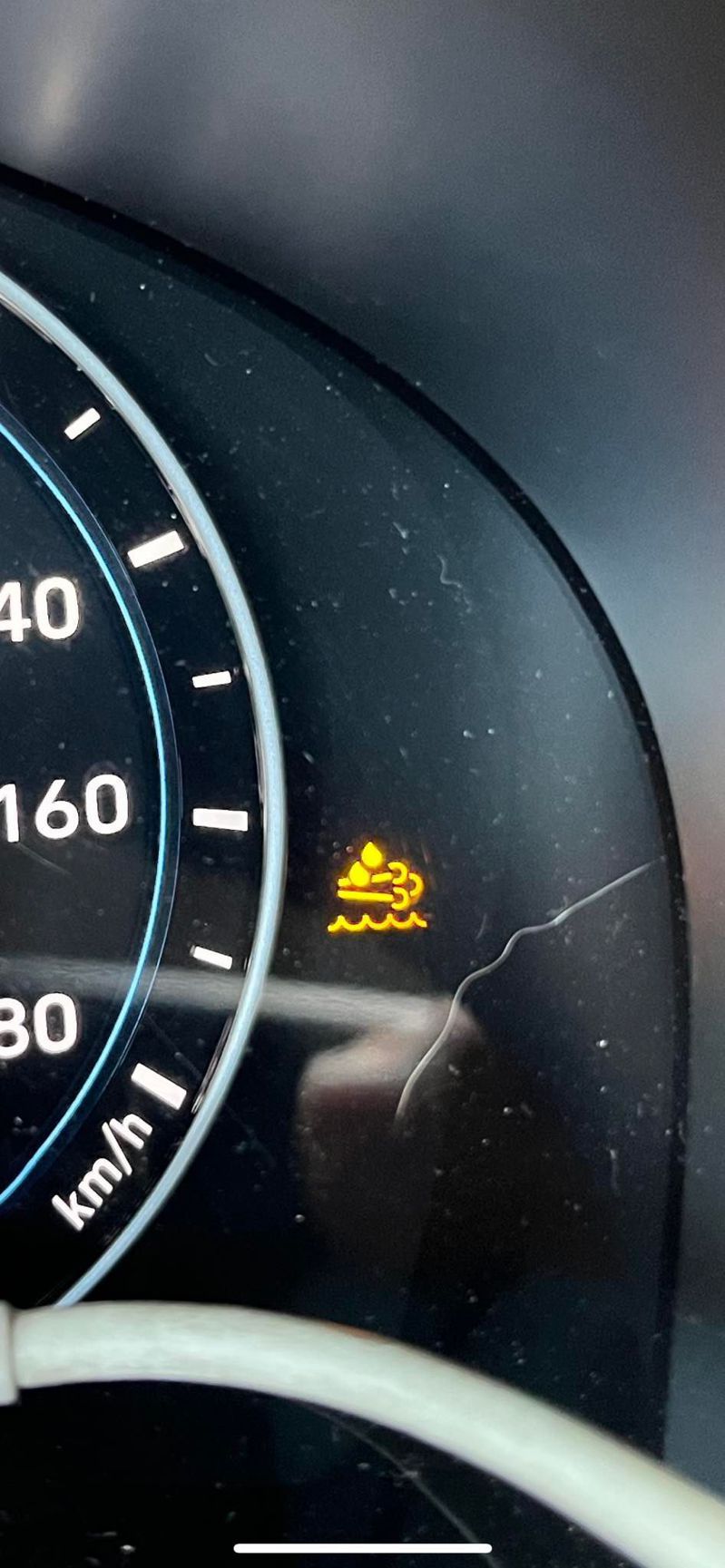 有網友在汽車儀表板上看到一個「神秘符號」，令他相當疑惑，於是想問問網友們，「這是什麼燈啊？」，此文一出，吸引不少網友熱烈討論。圖／爆廢公社