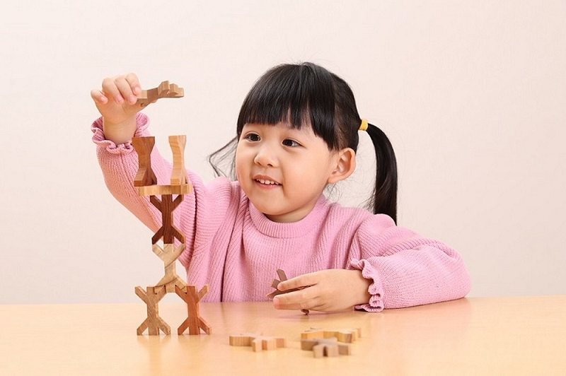 孩童體驗台灣木材「木字積木」的魅力。 台北101／提供