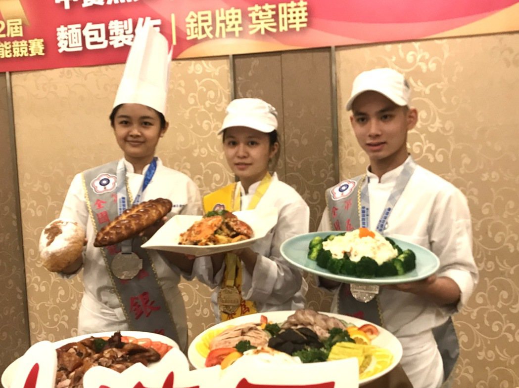 有左至右分別是，麵包製作銀牌葉曄、中餐烹飪金牌謝珮禎以及劉峰瑋。宋依靜／攝影