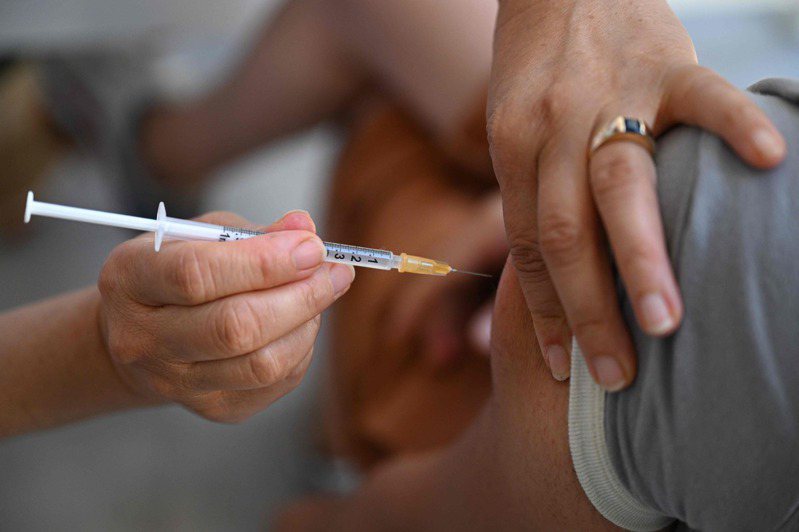 接種新冠疫苗示意圖。 法新社
