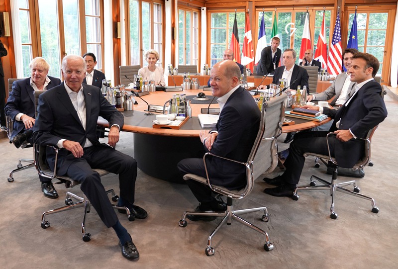 美國總統拜登（左二）在今年G7峰會上主導制裁俄國。路透