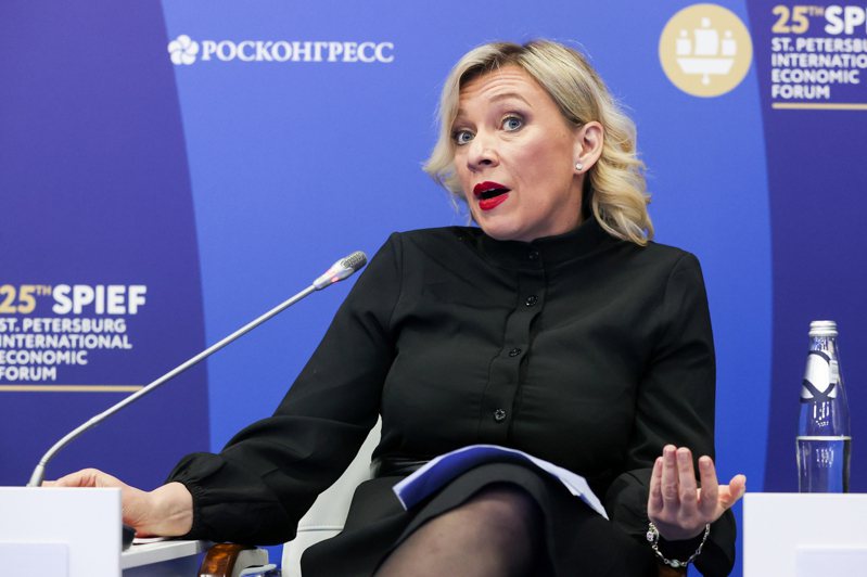 俄羅斯外交部發言人扎哈羅娃，舉手投足讓人矚目。（美聯社）